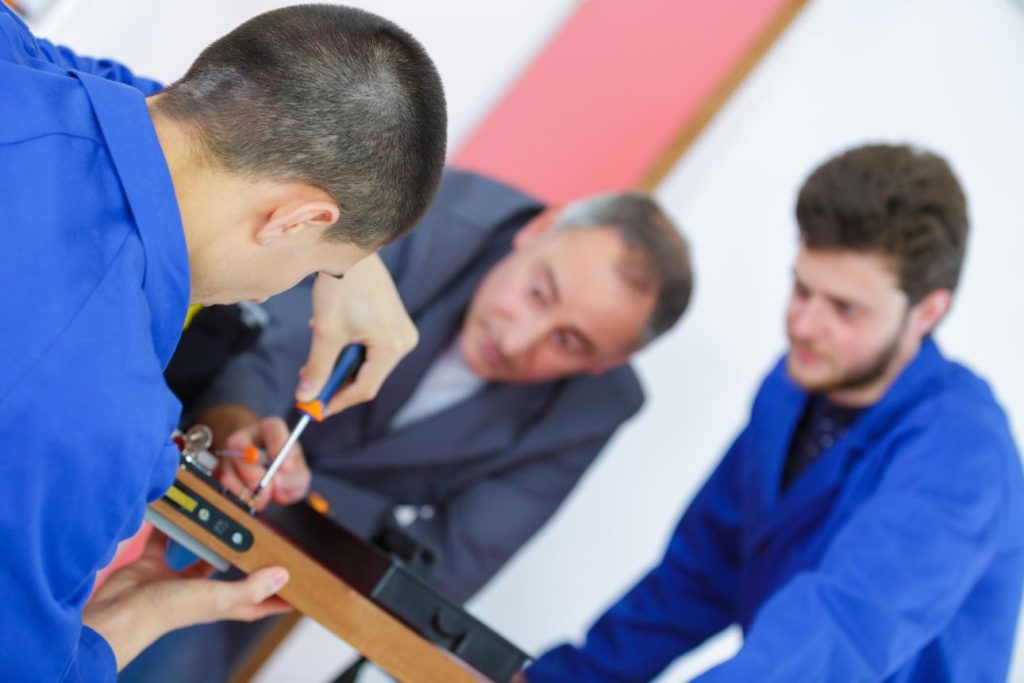 Técnicos trabajan en la cerradura de una puerta